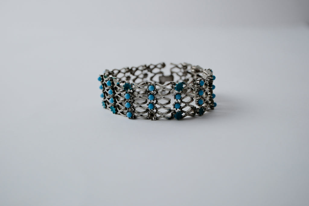 Mesh-style bracelet with turquoise-like accents&nbsp;