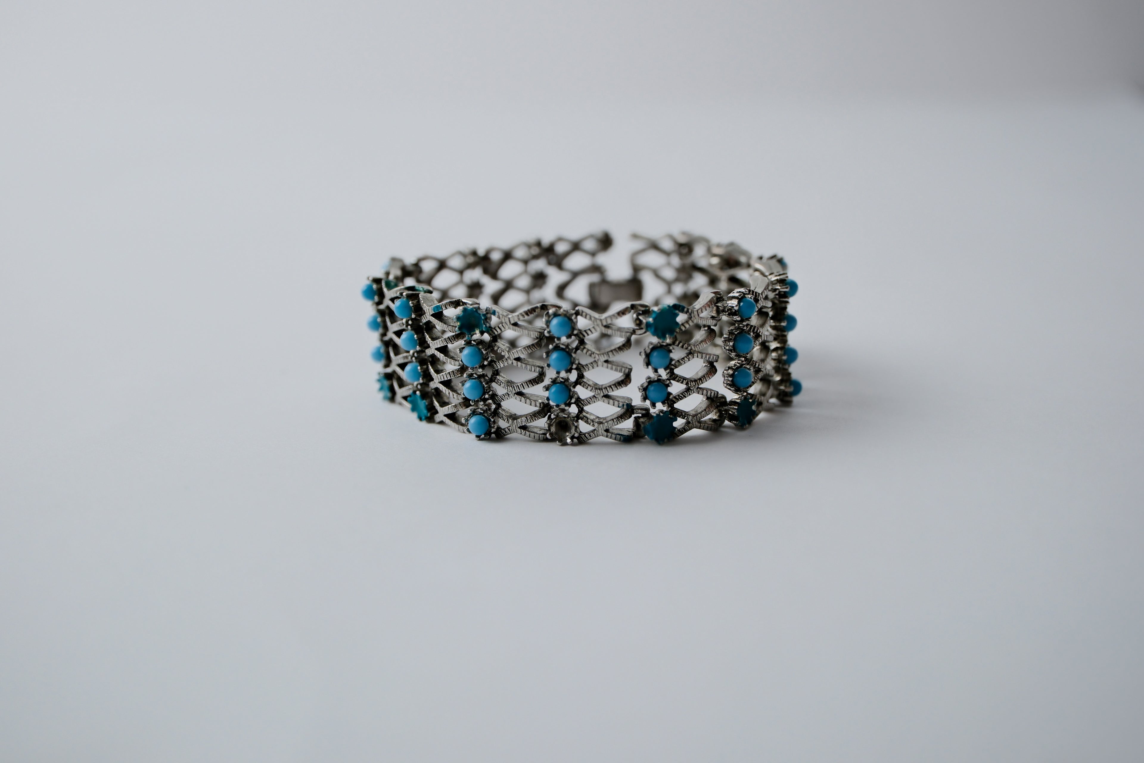 Mesh-style bracelet with turquoise-like accents&nbsp;