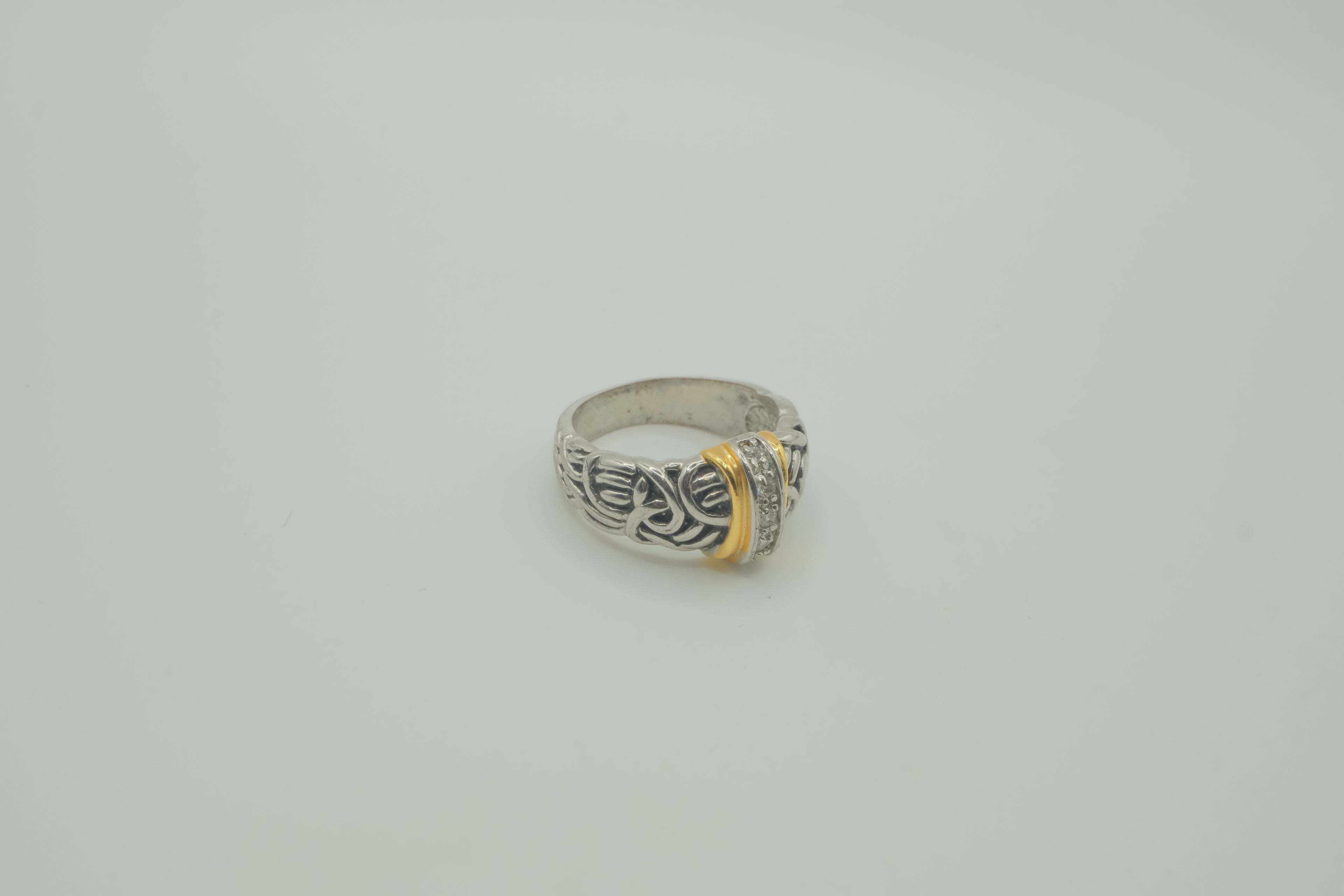 Two-tone statement band ring