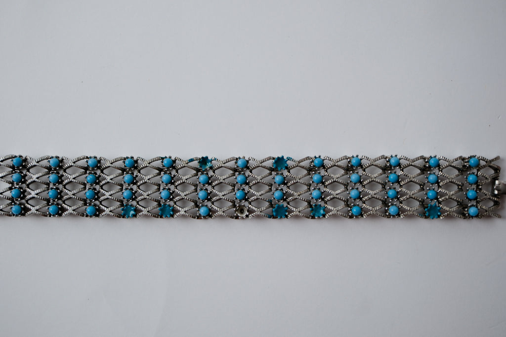 Mesh-style bracelet with turquoise-like accents&nbsp;