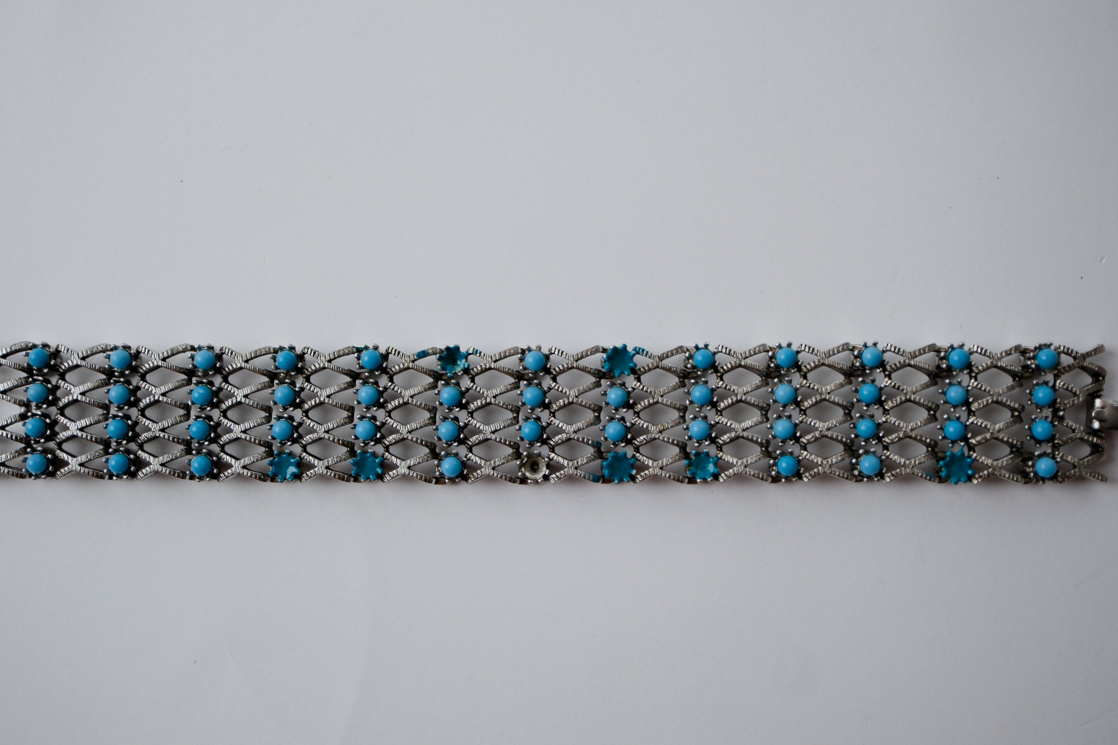 Mesh-style bracelet with turquoise-like accents&nbsp;