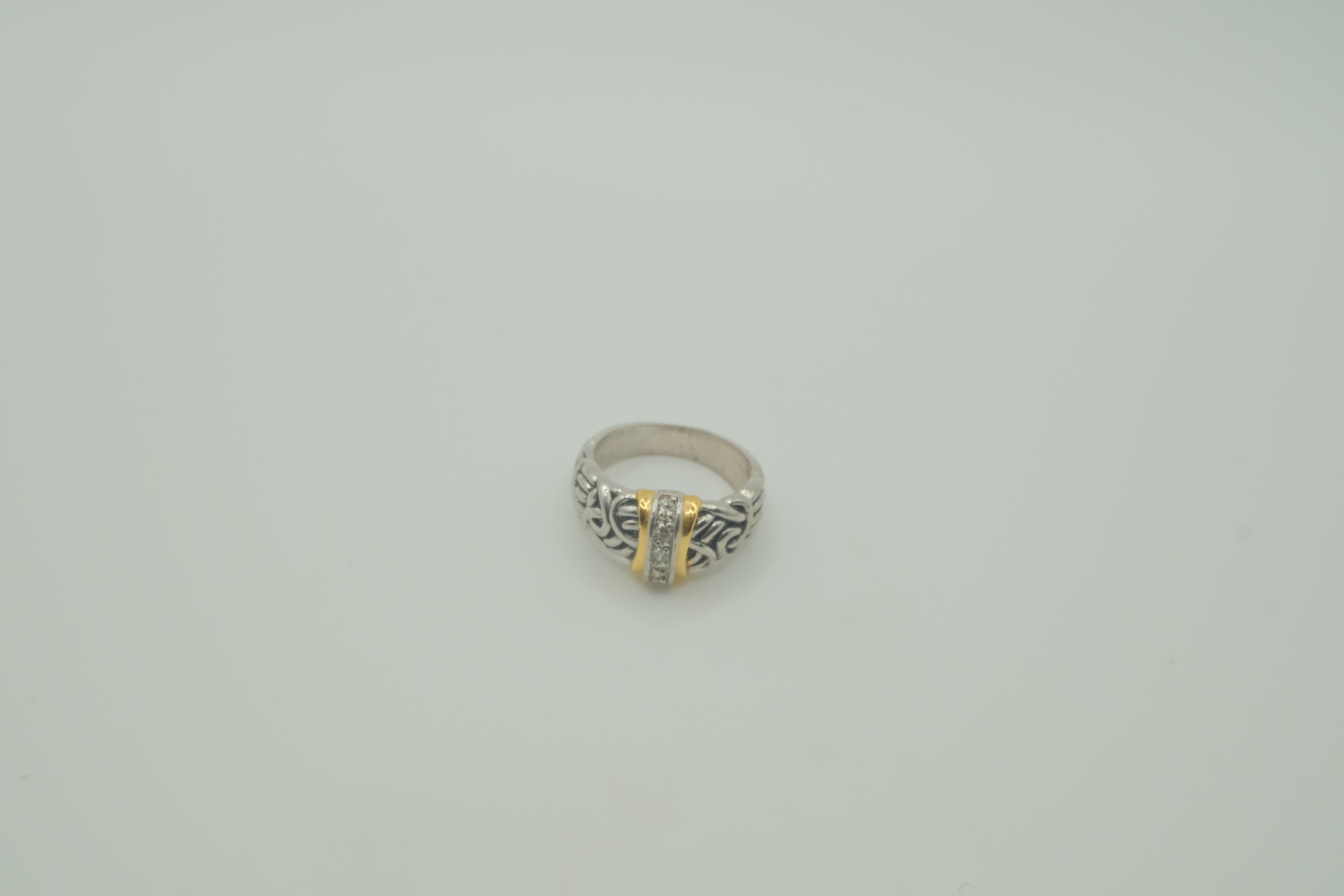 Two-tone statement band ring