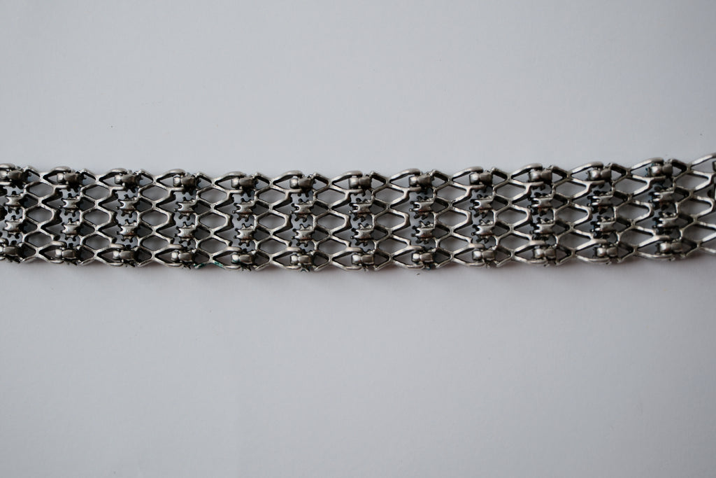 Mesh-style bracelet with turquoise-like accents&nbsp;