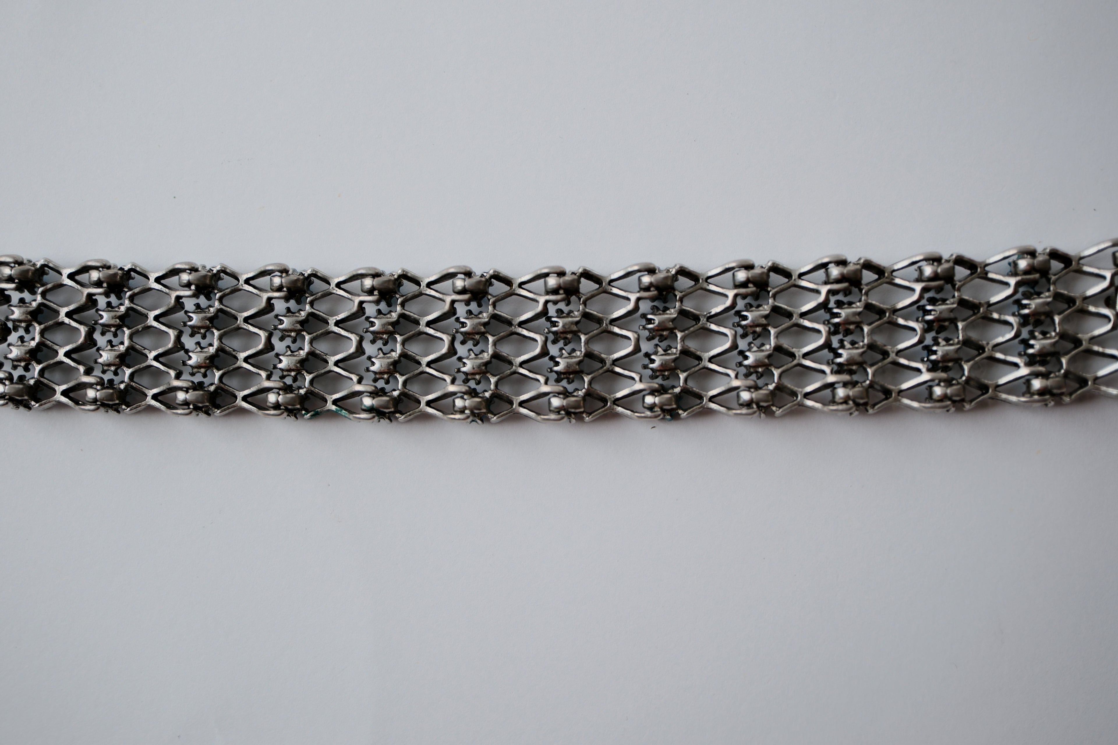 Mesh-style bracelet with turquoise-like accents&nbsp;