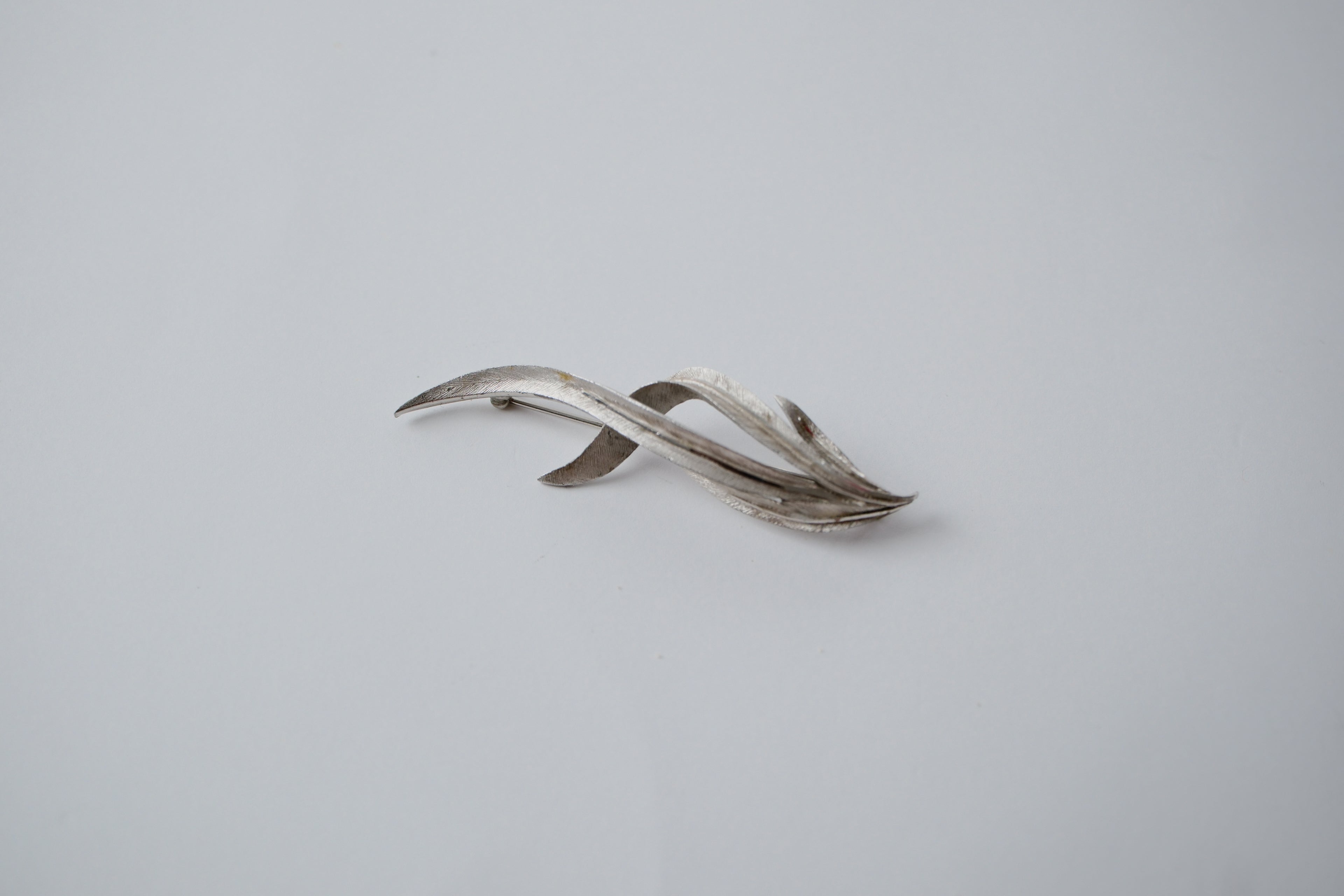 Silver toned curled leaf Brooch