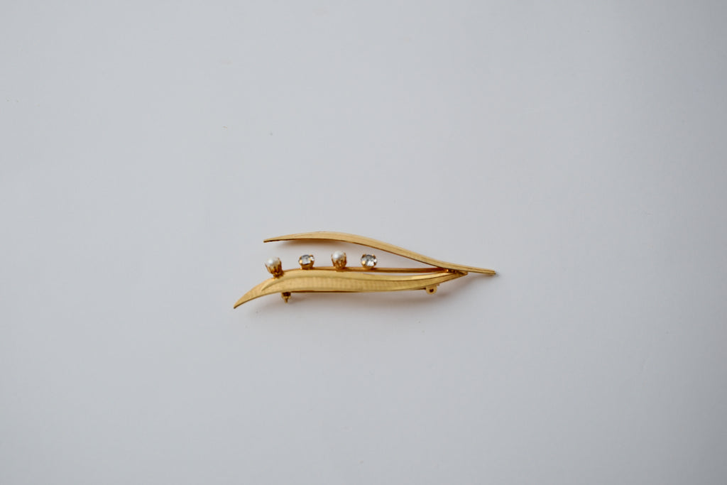 Vintage gold-toned leaf brooch