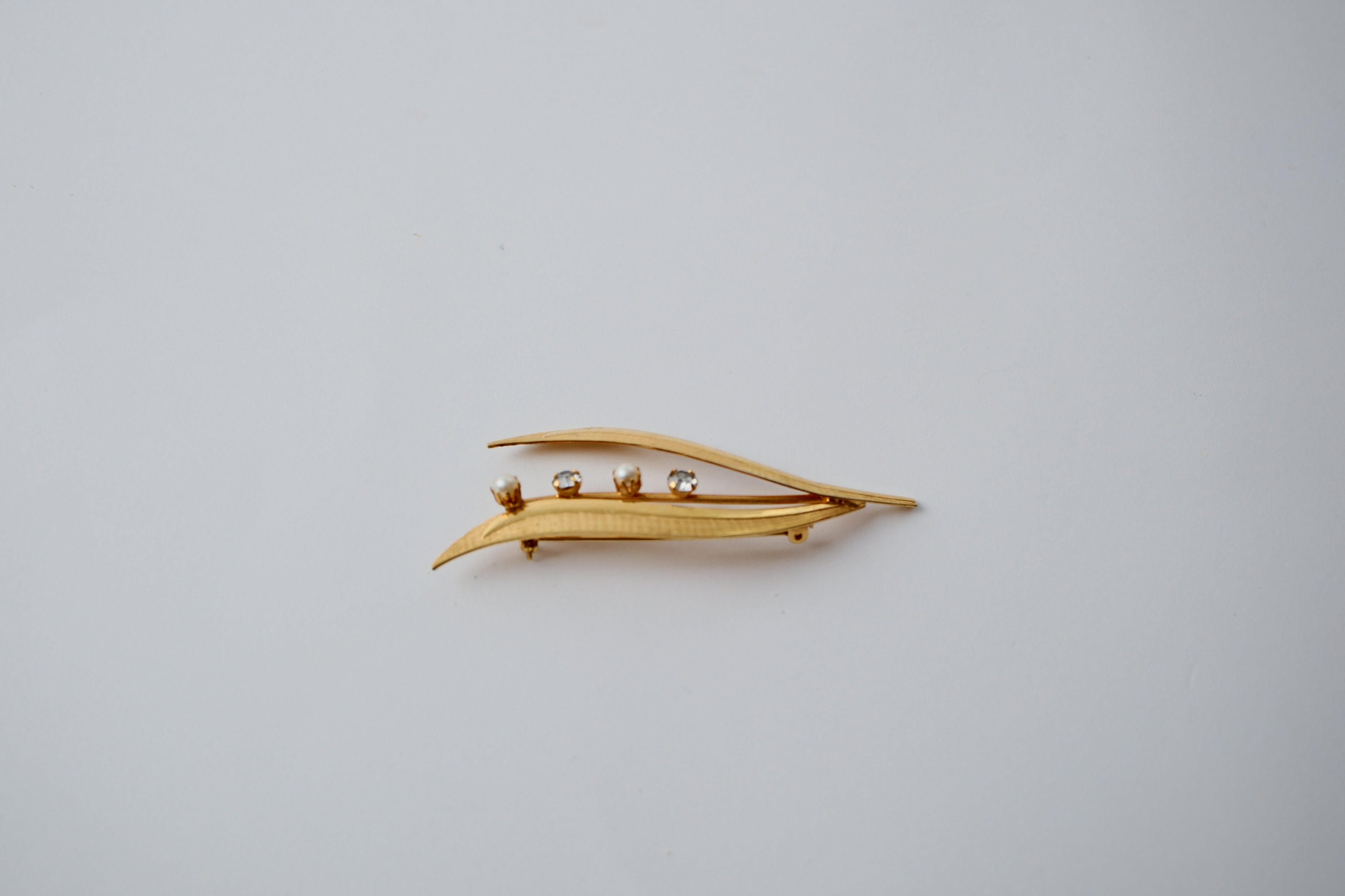 Vintage gold-toned leaf brooch