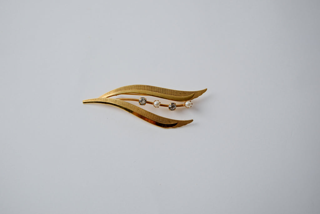 Vintage gold-toned leaf brooch