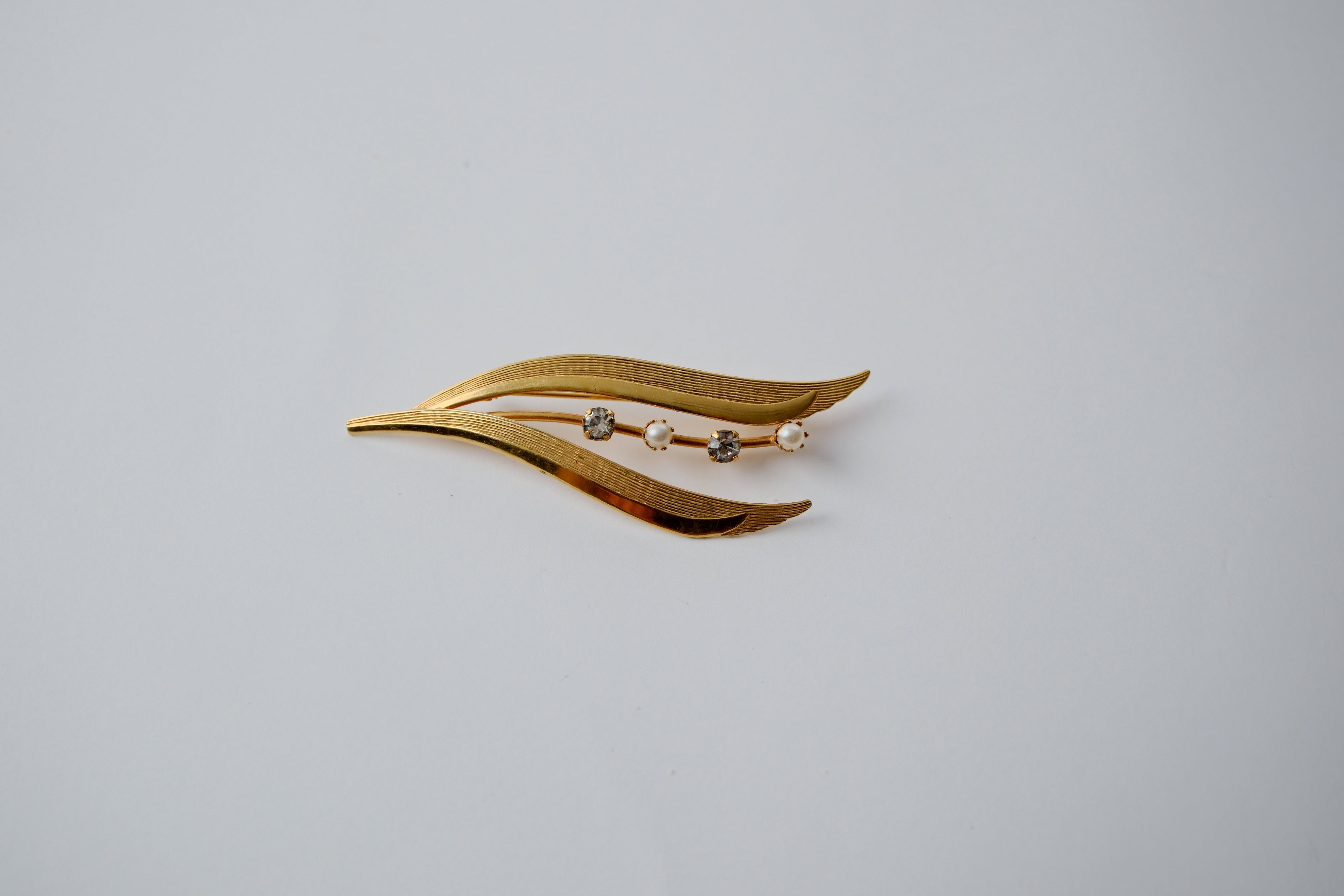 Vintage gold-toned leaf brooch