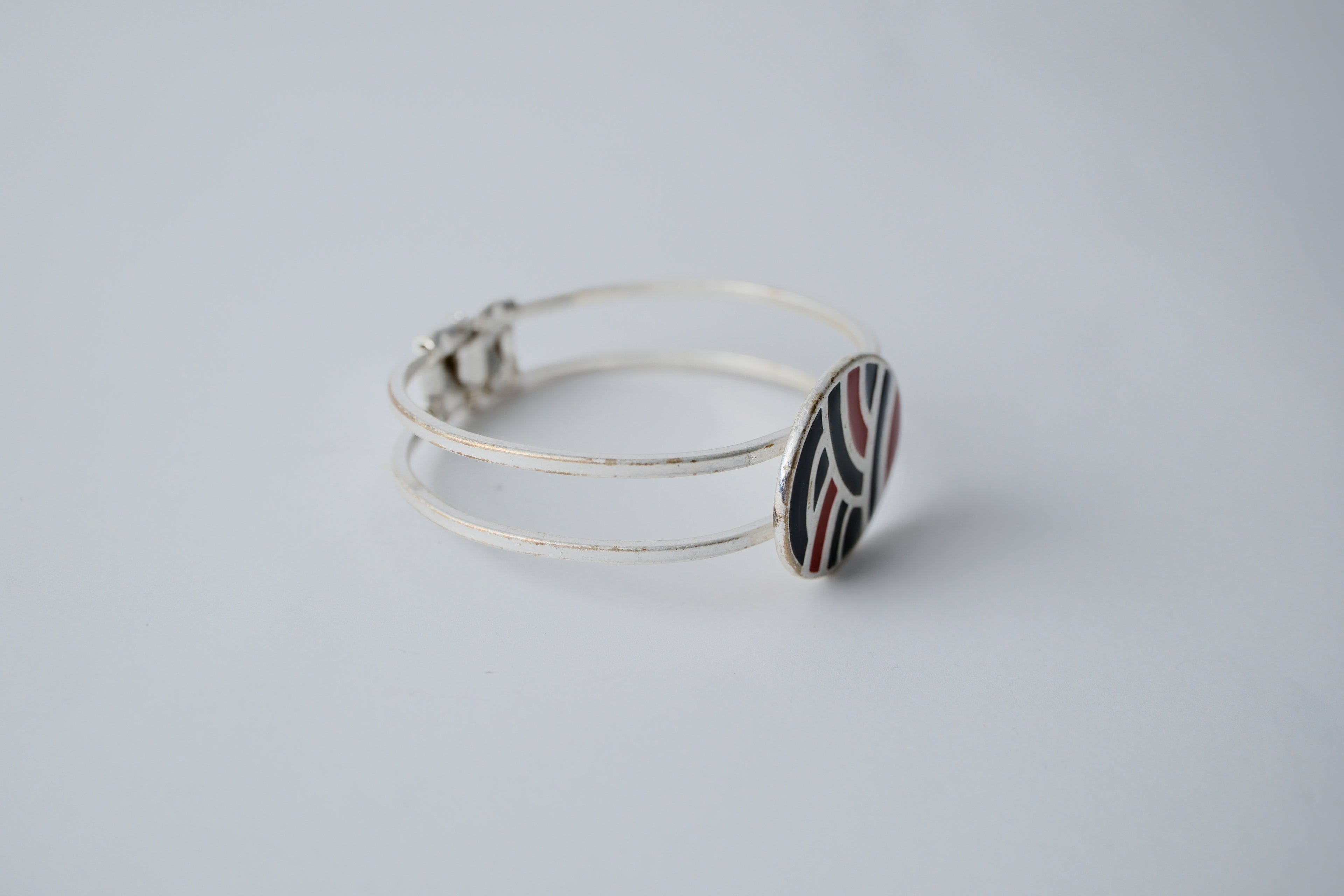 Red and black geometric pattern on a silver band