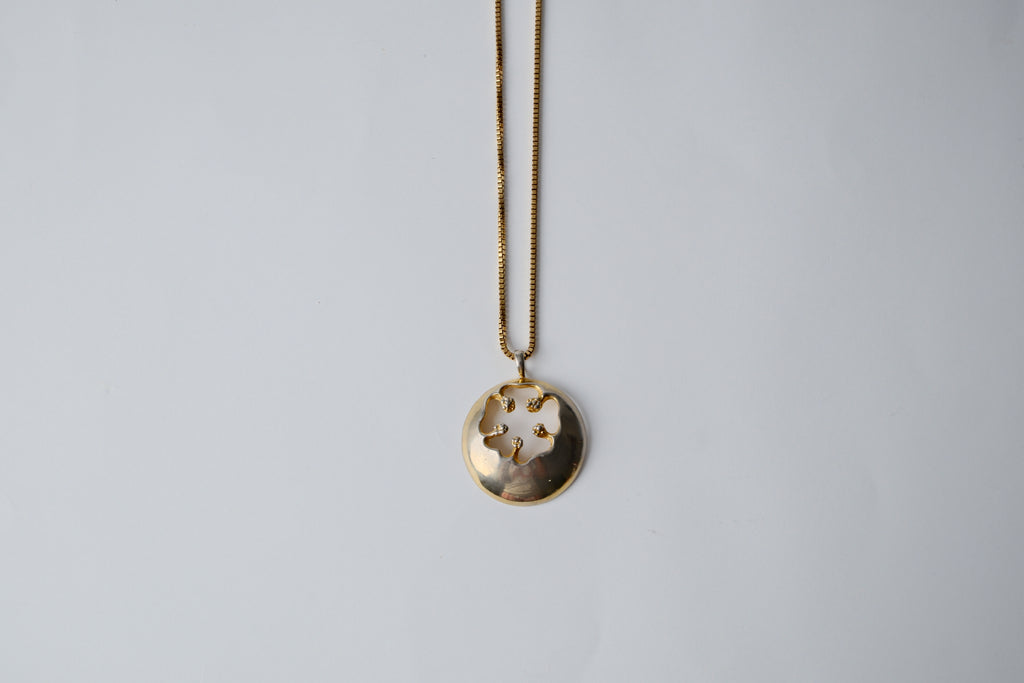 Clover shaped pendant necklace