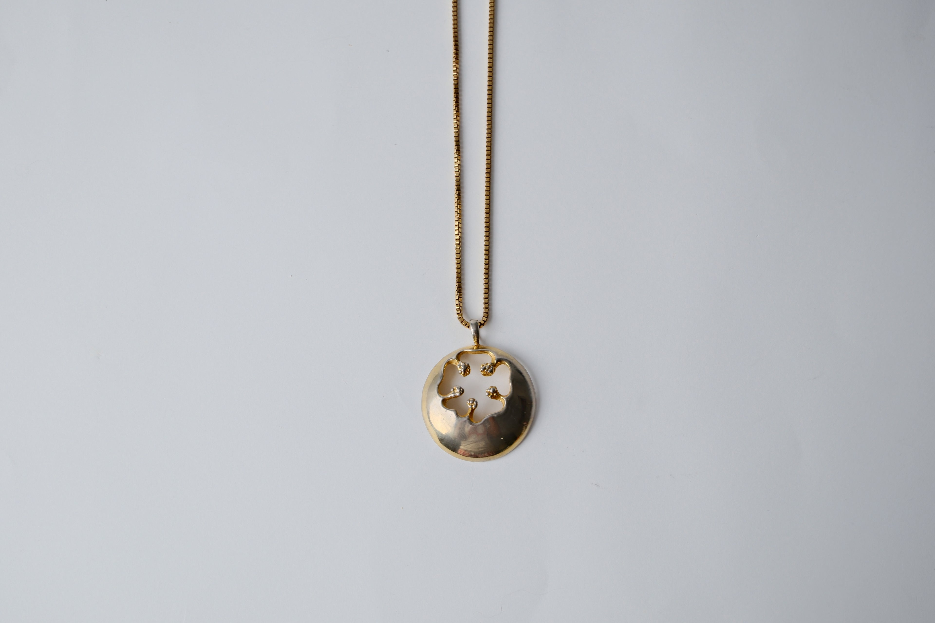 Clover shaped pendant necklace