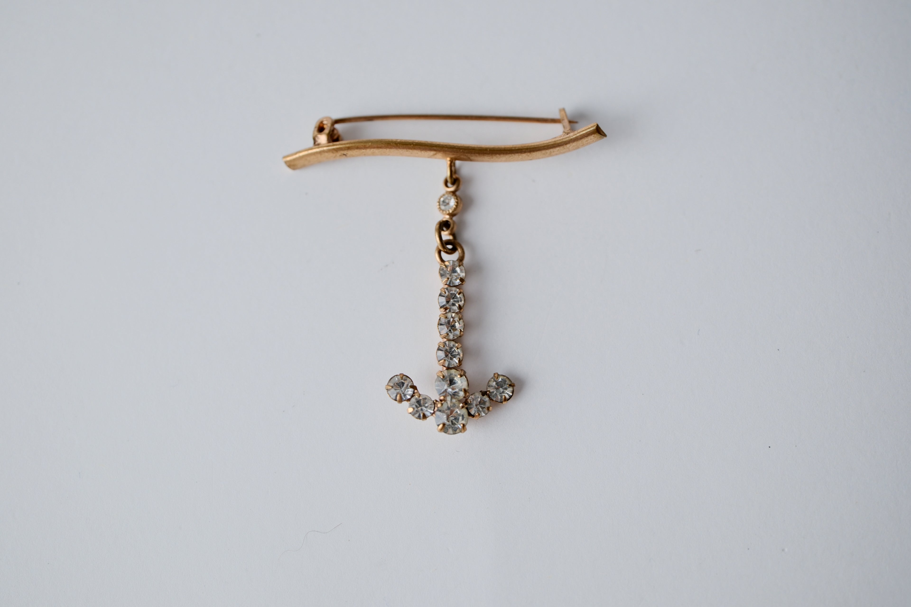 Gold-toned rhinestone anchor brooch pin