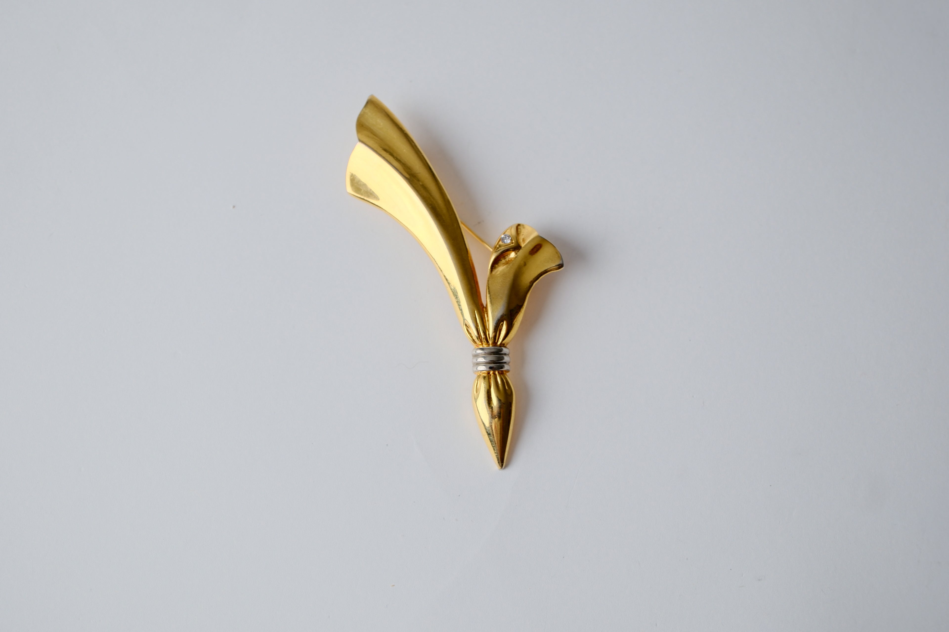 Gold Toned Tied Ribbon Design Brooch