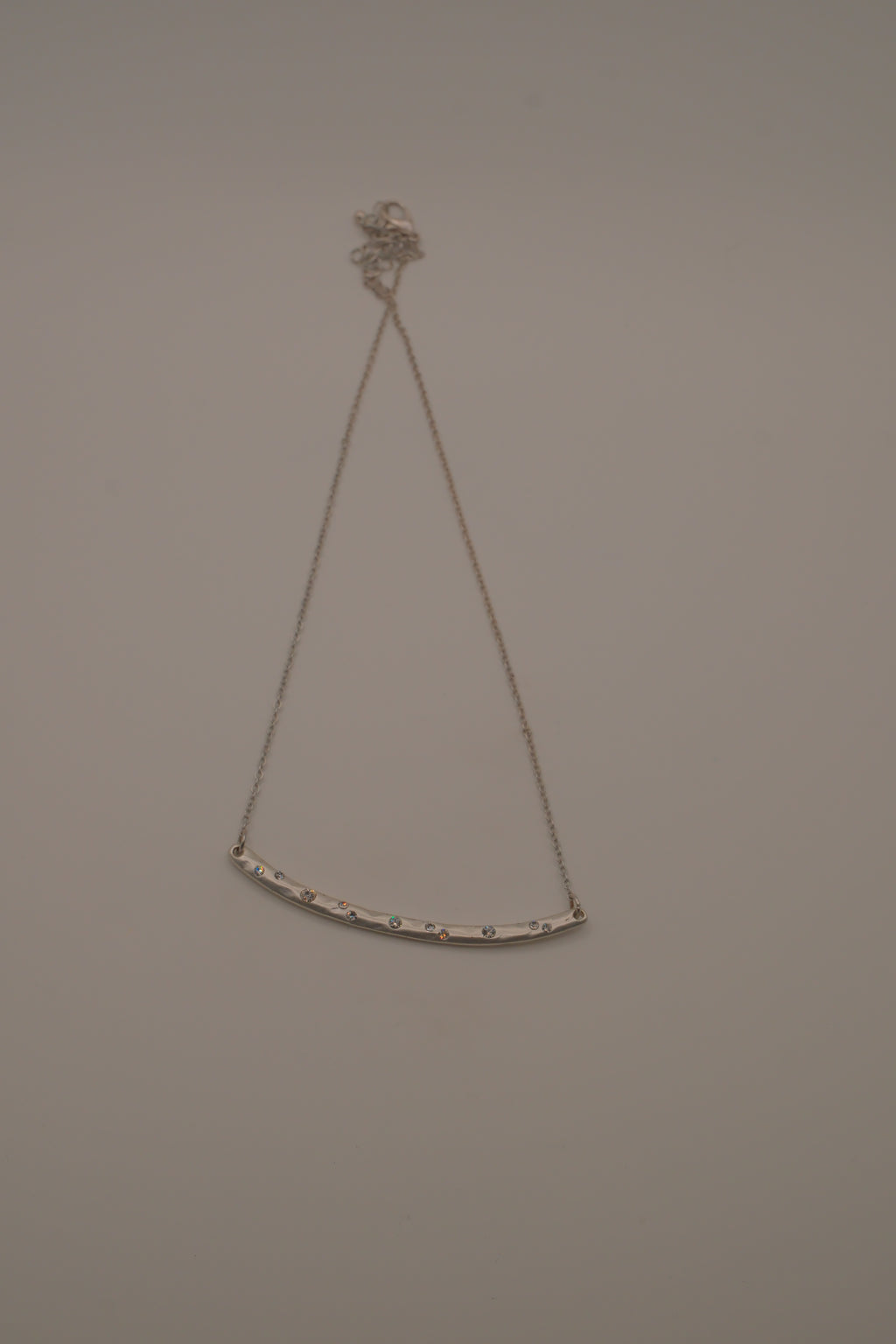Silver tone curved bar necklace