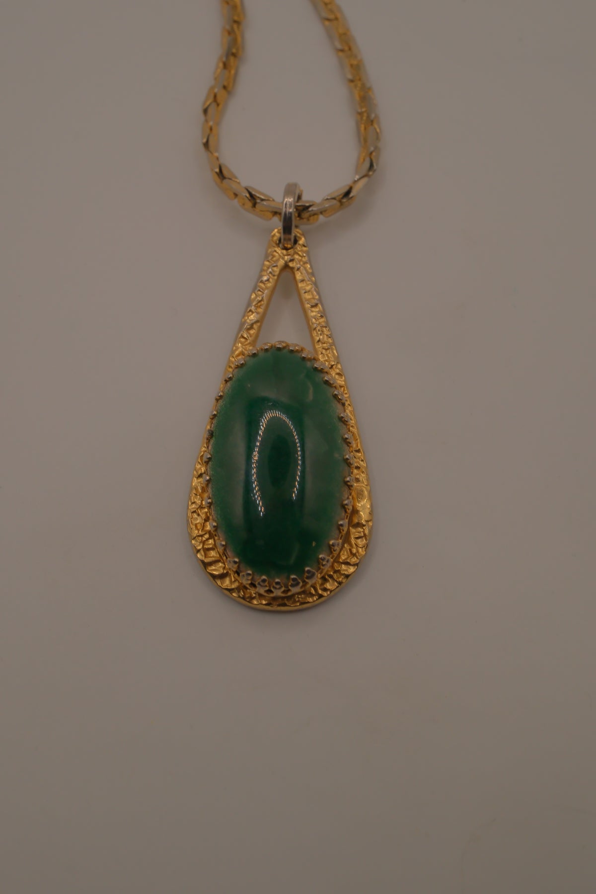 Vintage green cabochon pendant necklace