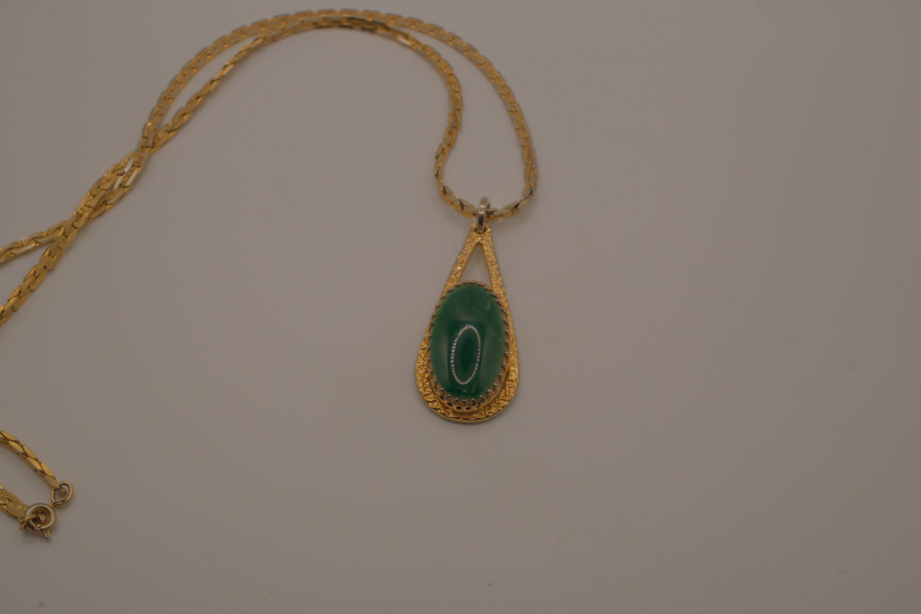 Vintage green cabochon pendant necklace