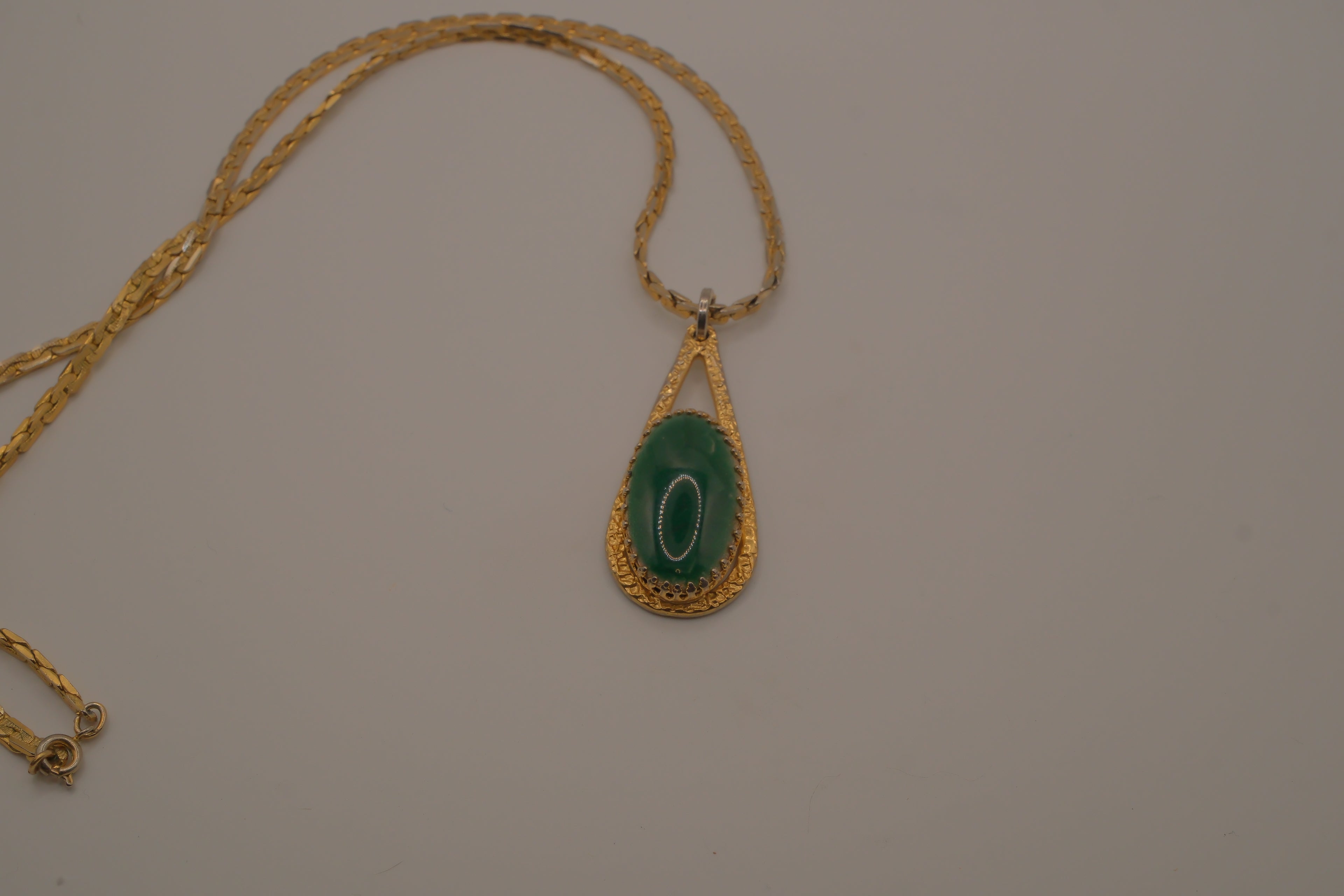 Vintage green cabochon pendant necklace