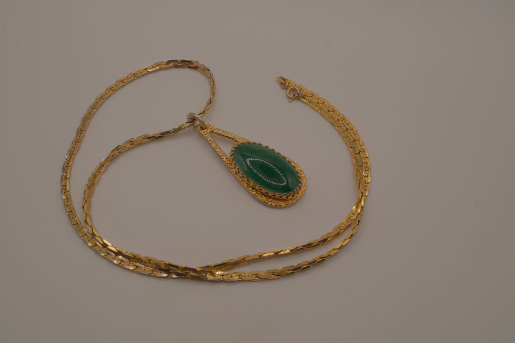 Vintage green cabochon pendant necklace