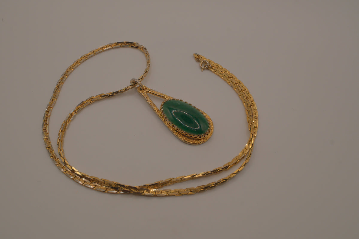 Vintage green cabochon pendant necklace