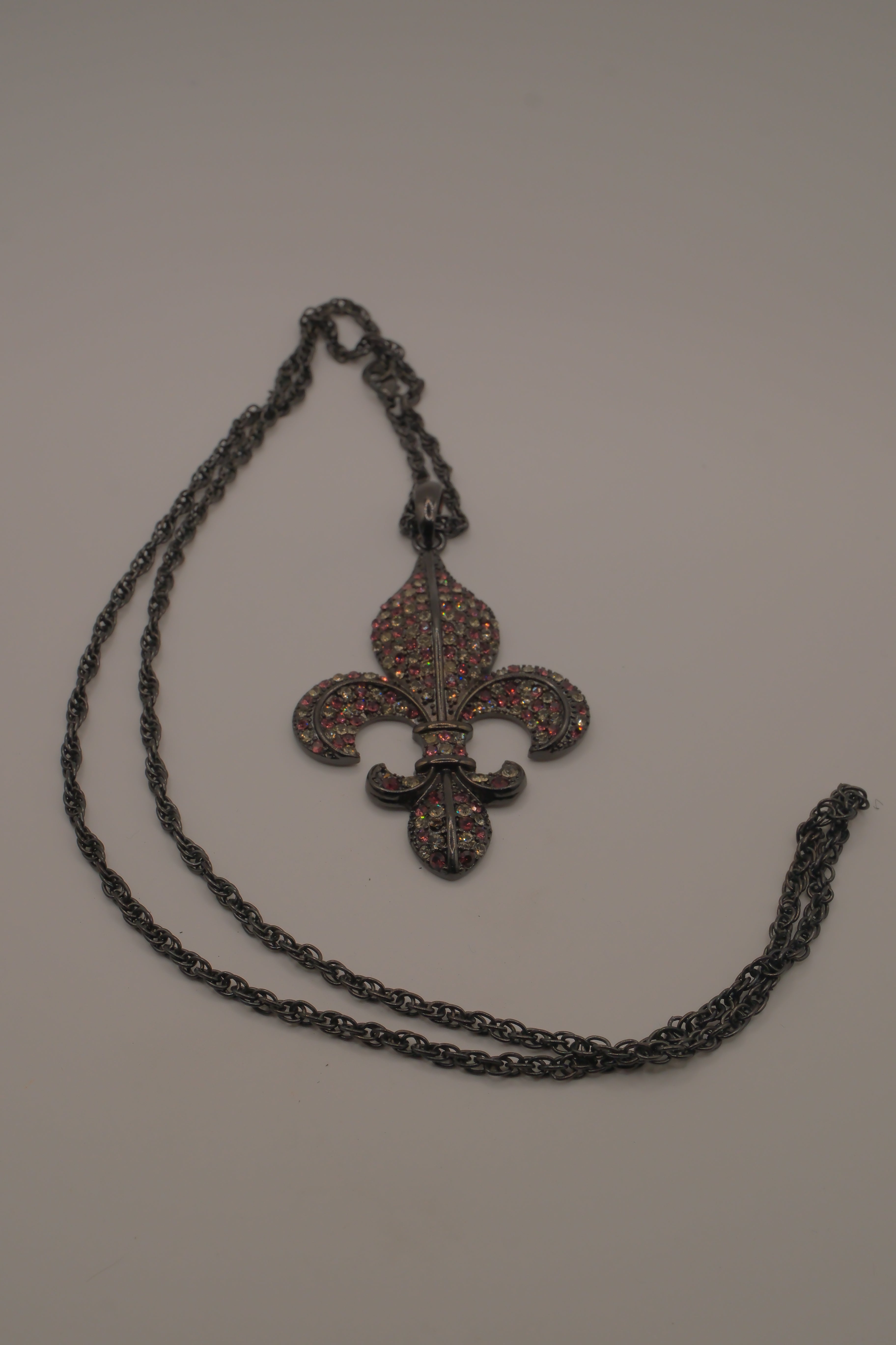 Fleur-de-lis pendant necklace