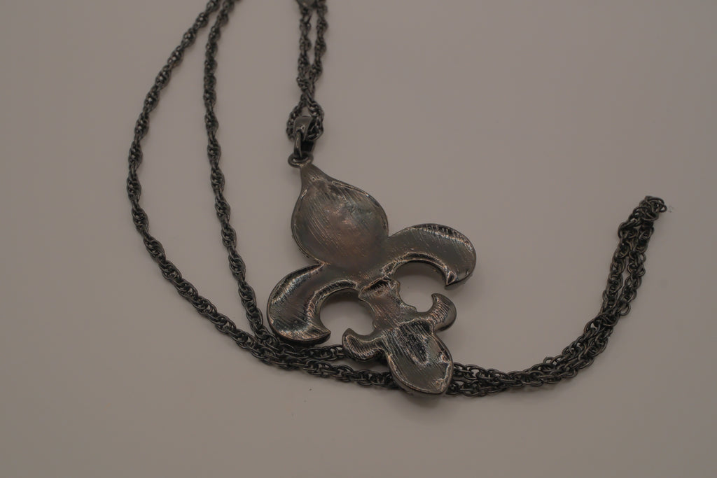 Fleur-de-lis pendant necklace