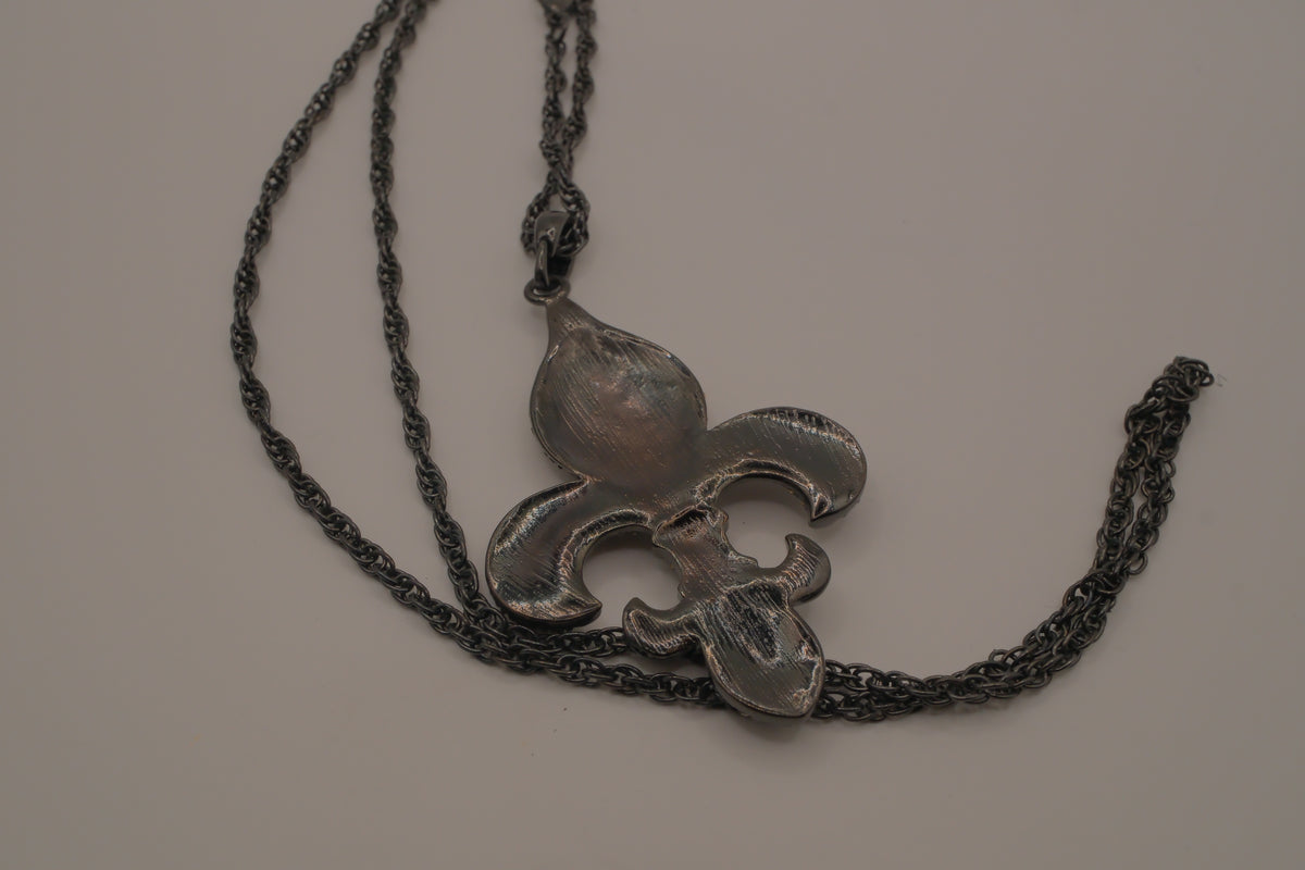 Fleur-de-lis pendant necklace