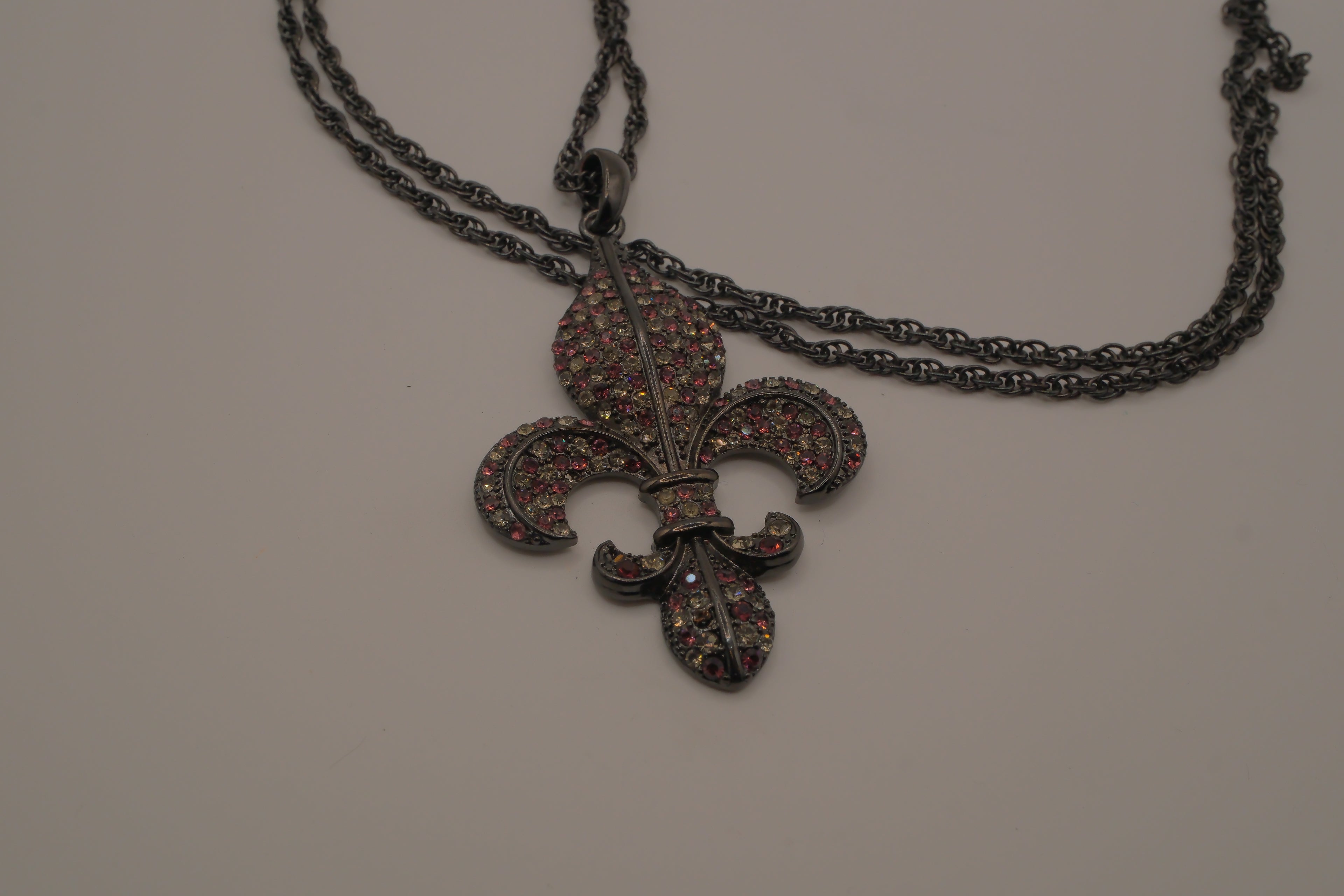 Fleur-de-lis pendant necklace