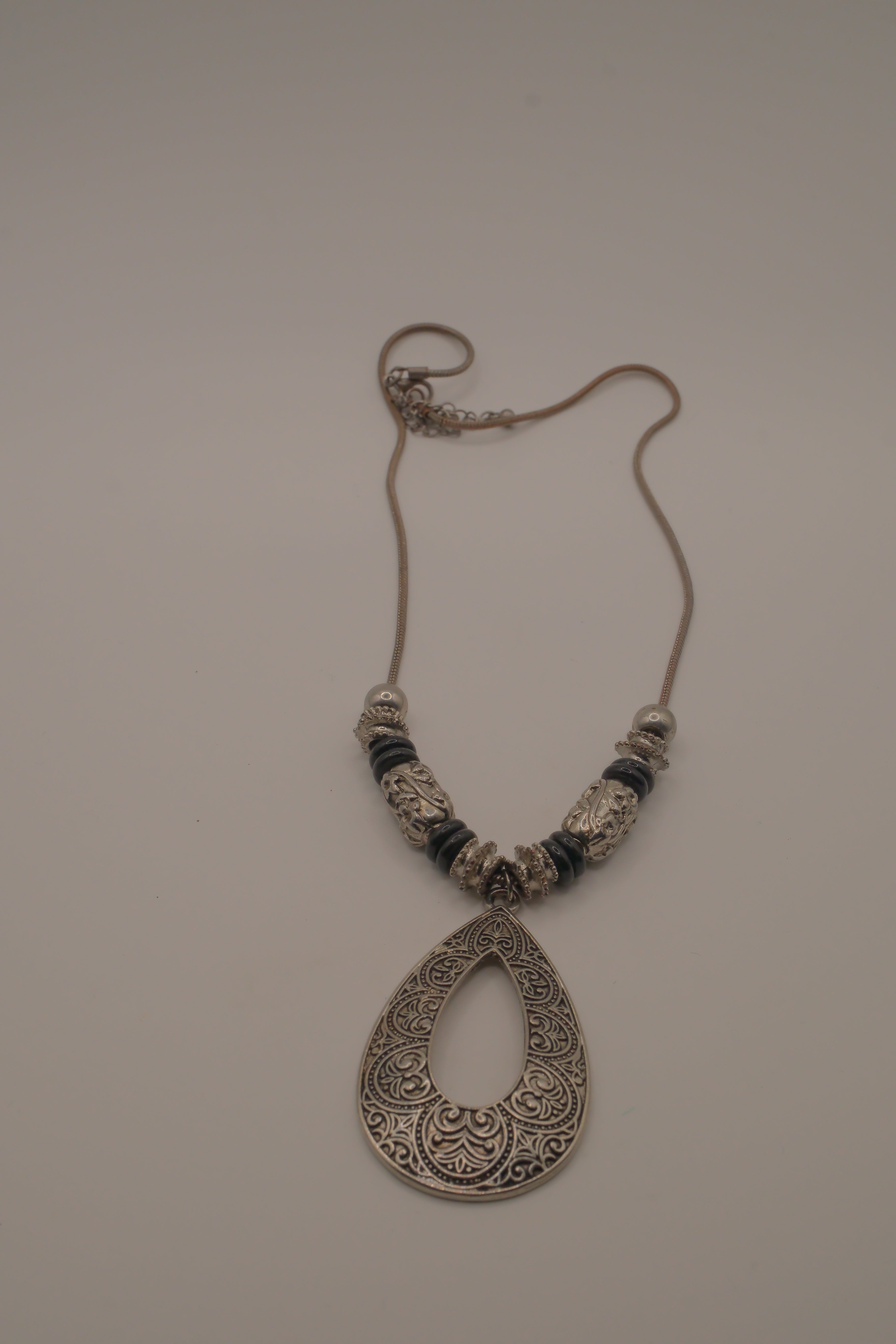 Vintage openwork filigree teardrop pendant necklace