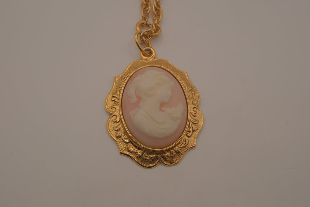 Vintage pink cameo pendant necklace&nbsp;