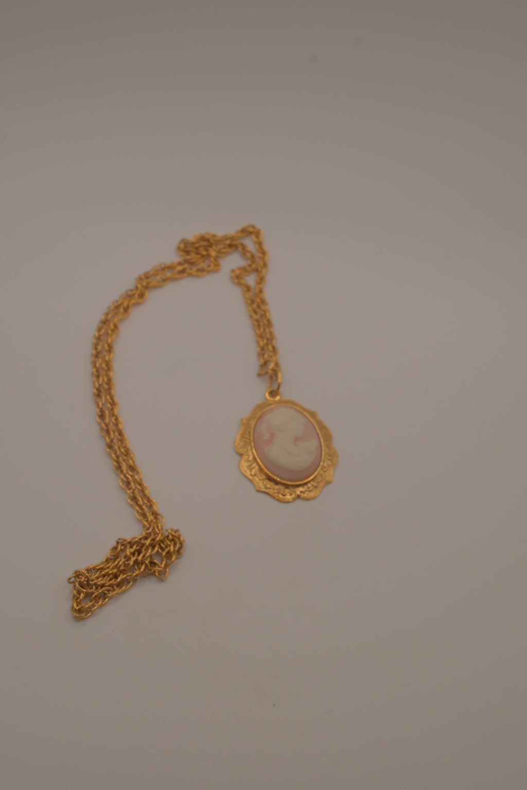 Vintage pink cameo pendant necklace&nbsp;