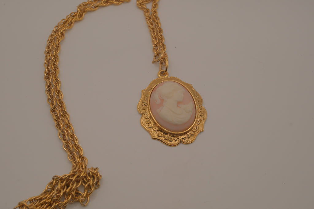 Vintage pink cameo pendant necklace&nbsp;