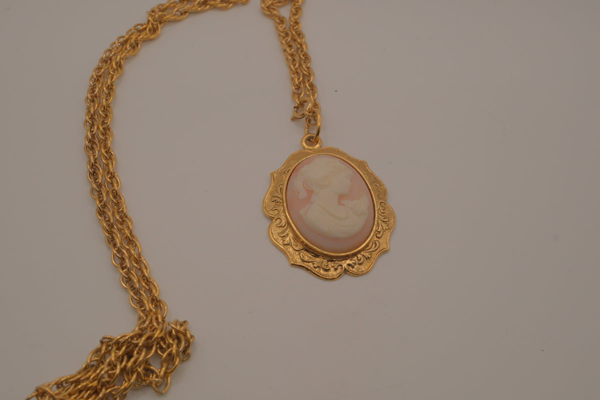 Vintage pink cameo pendant necklace&nbsp;