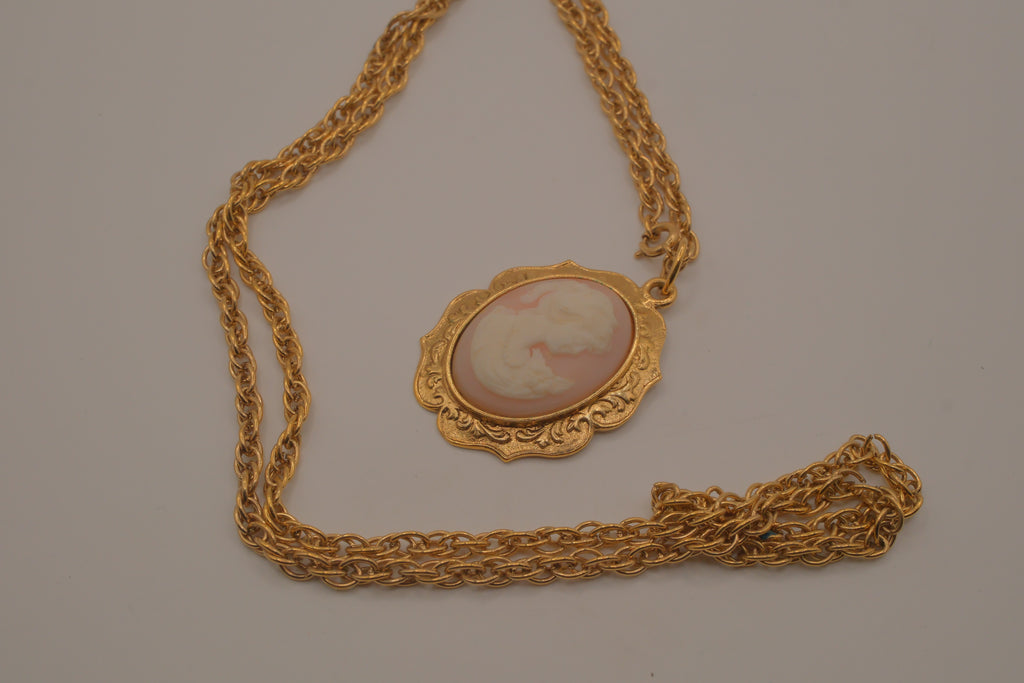 Vintage pink cameo pendant necklace&nbsp;