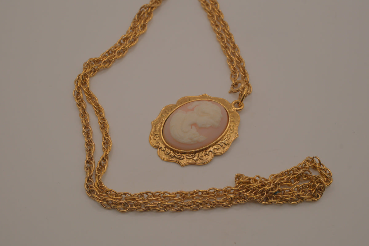 Vintage pink cameo pendant necklace&nbsp;