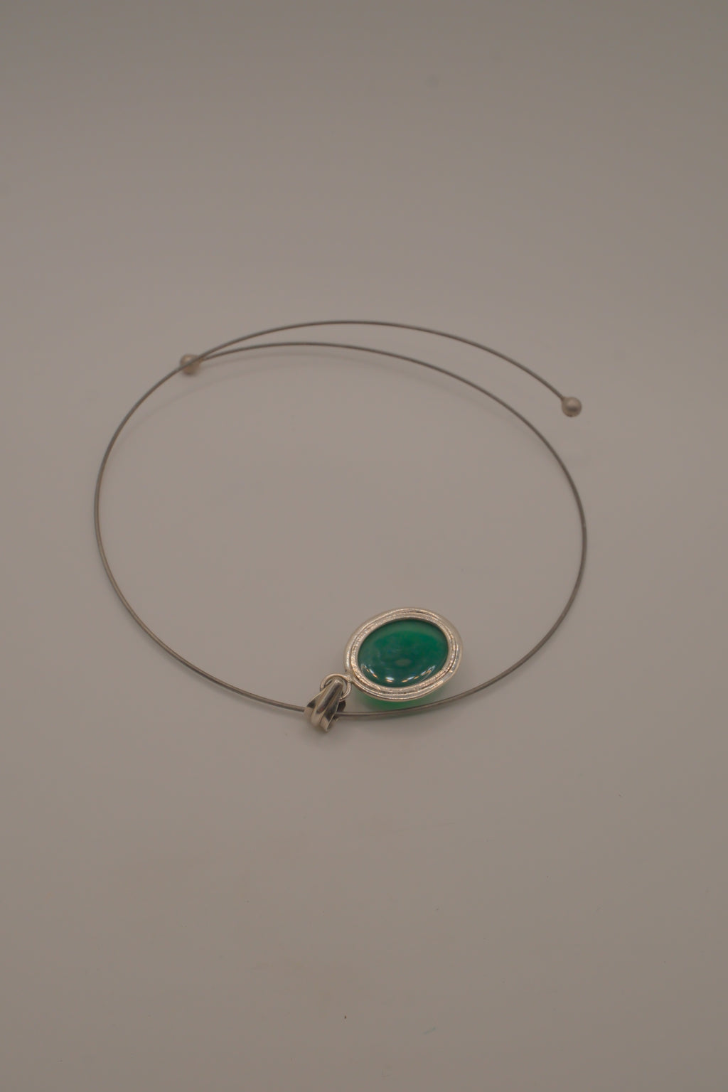 Sterling silver Oval green onyx pendant on silver-tone wire choker