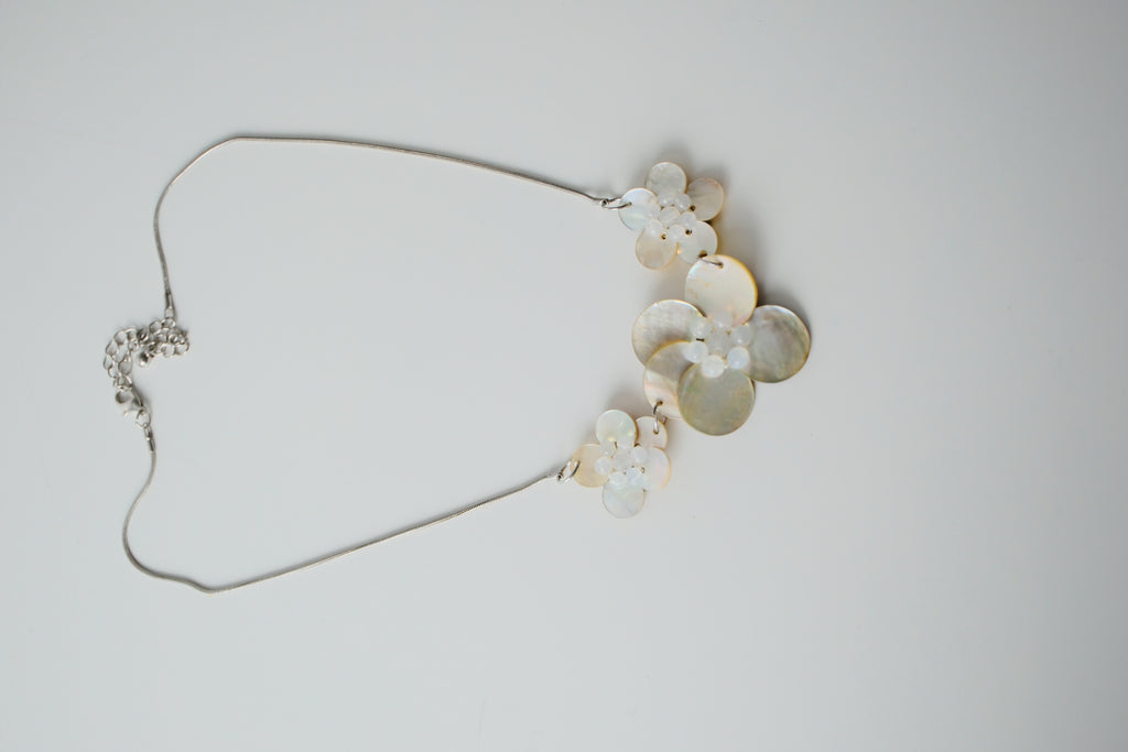 Vintage Mother of Pearl Flower Necklace&nbsp;
