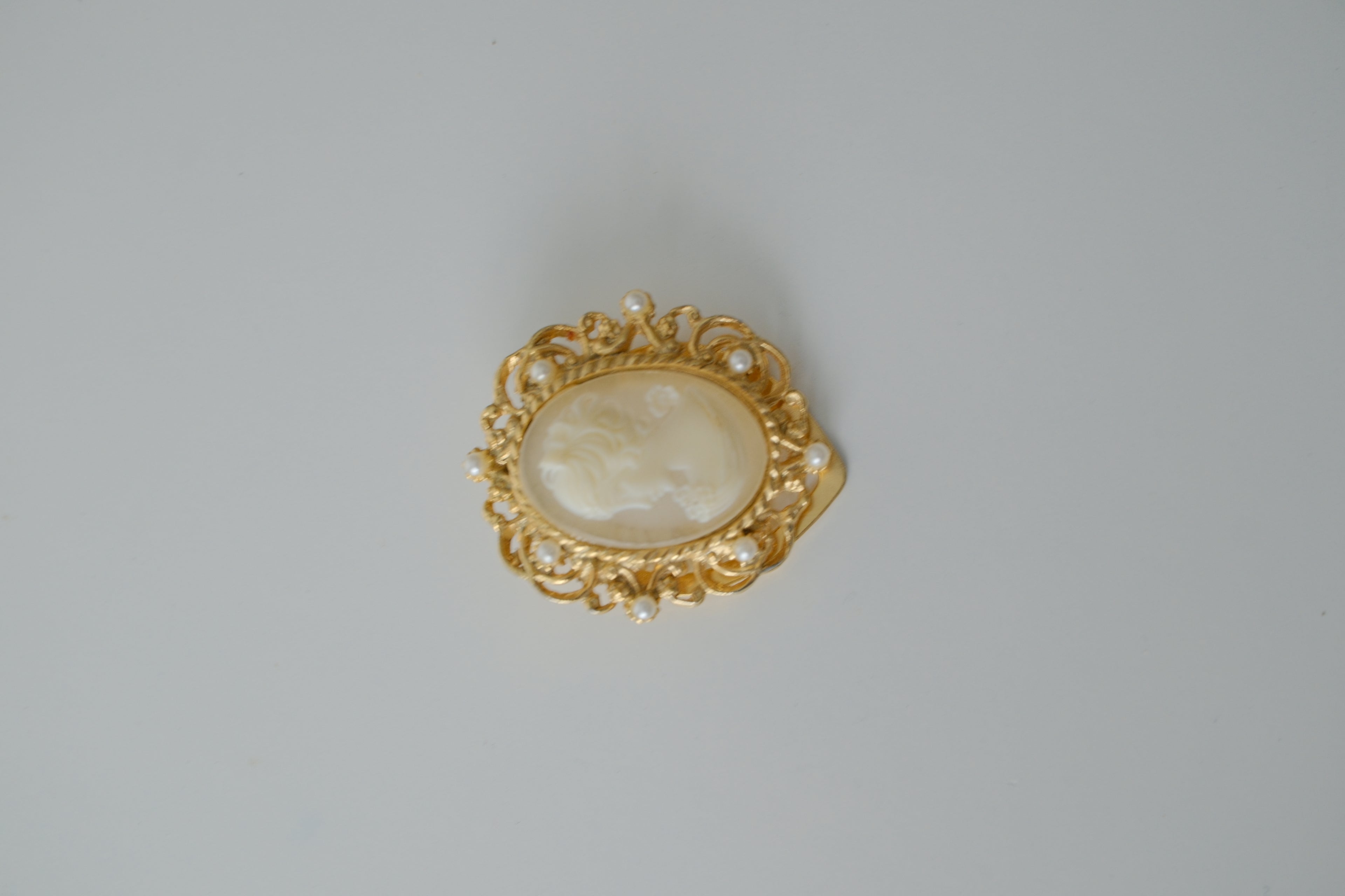 Vintage Florenza gold-tone cameo Scarf Clip