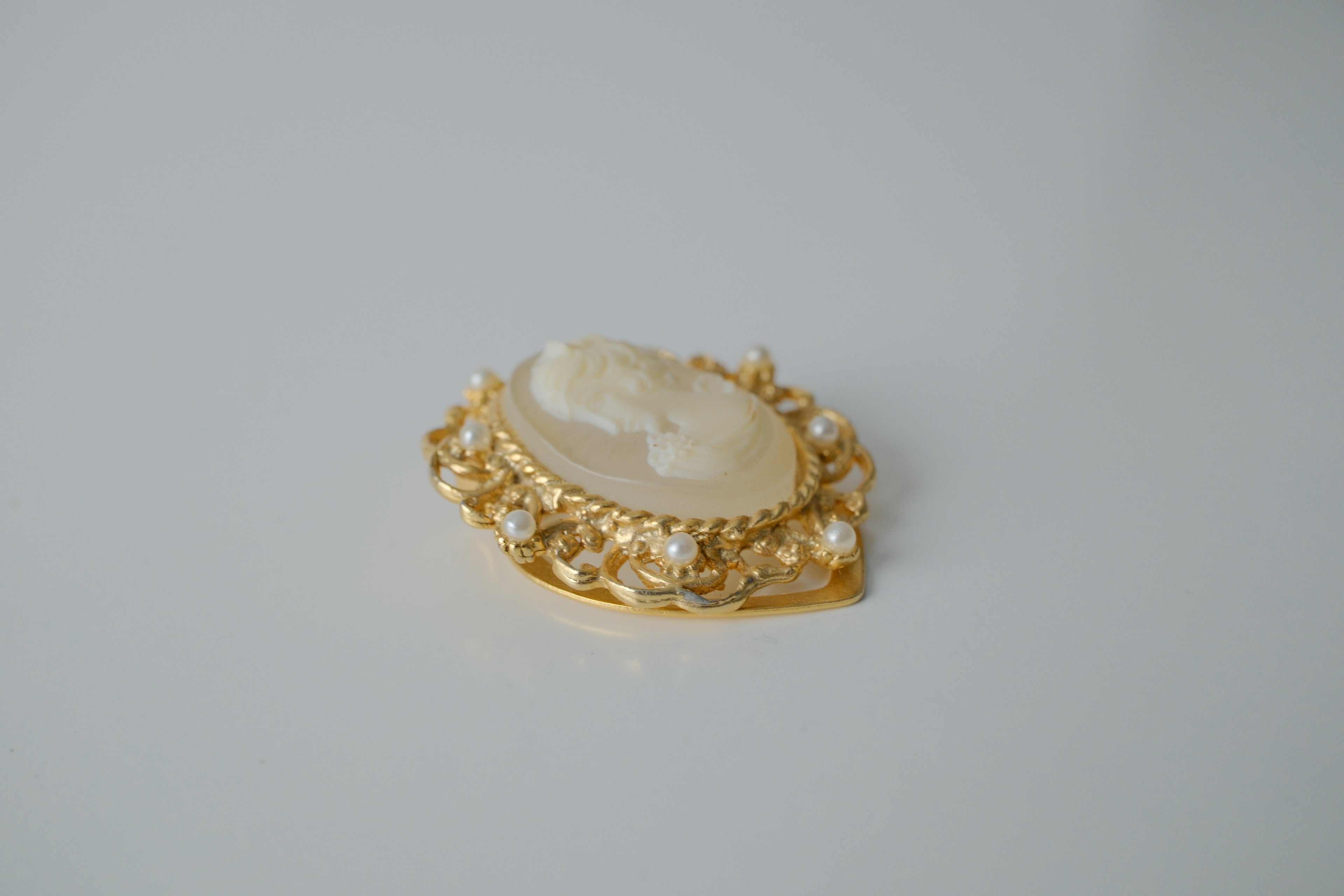 Vintage Florenza gold-tone cameo Scarf Clip