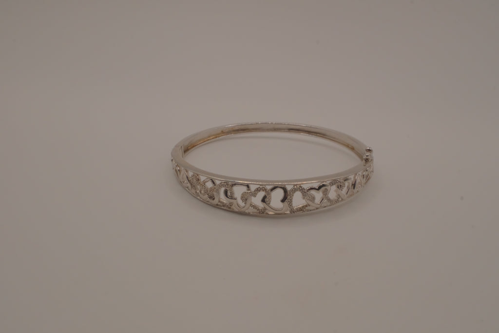 Sterling silver interlocking heart pattern hinged bangle bracelet