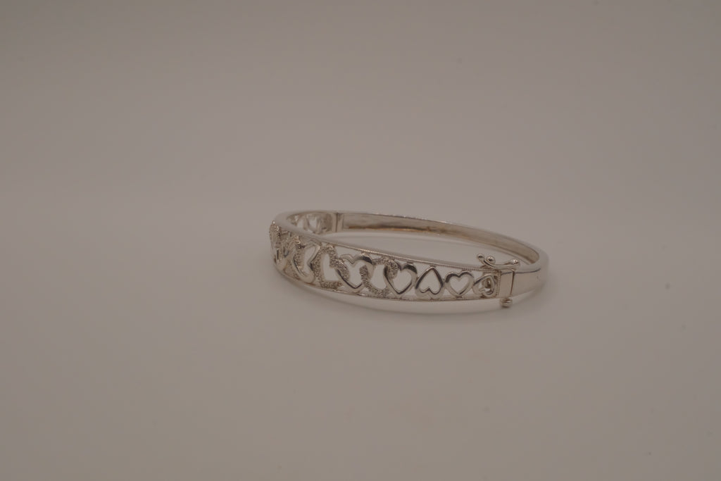 Sterling silver interlocking heart pattern hinged bangle bracelet