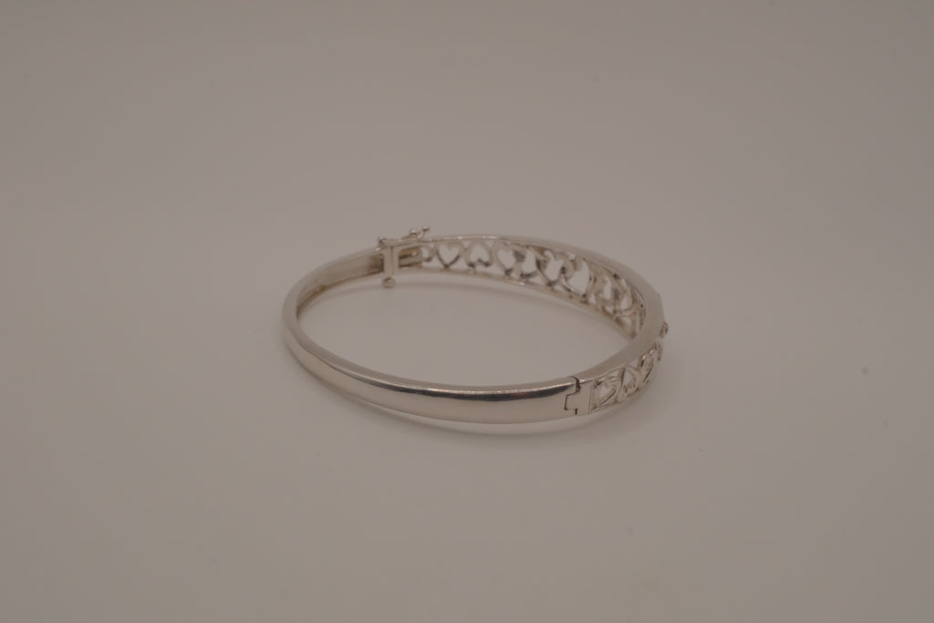 Sterling silver interlocking heart pattern hinged bangle bracelet