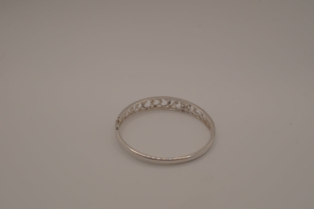 Sterling silver interlocking heart pattern hinged bangle bracelet