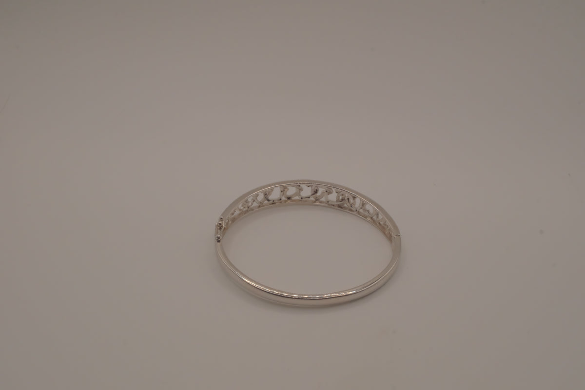 Sterling silver interlocking heart pattern hinged bangle bracelet