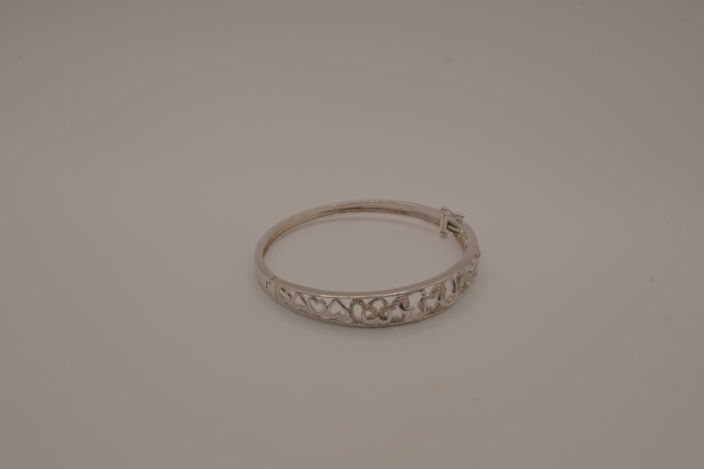 Sterling silver interlocking heart pattern hinged bangle bracelet