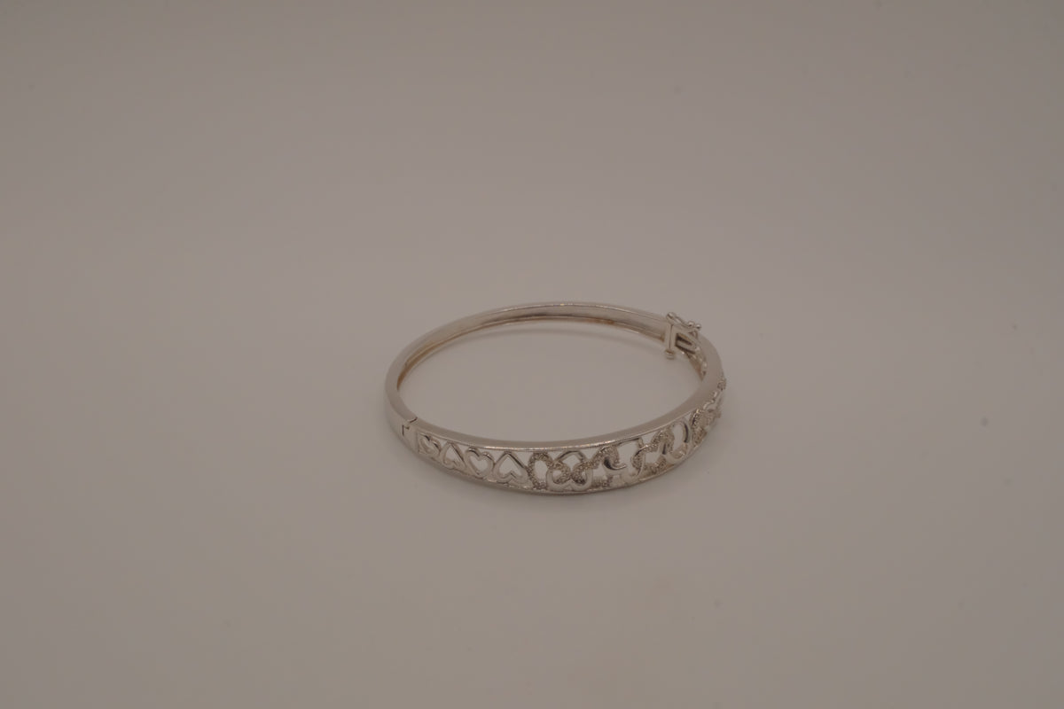 Sterling silver interlocking heart pattern hinged bangle bracelet
