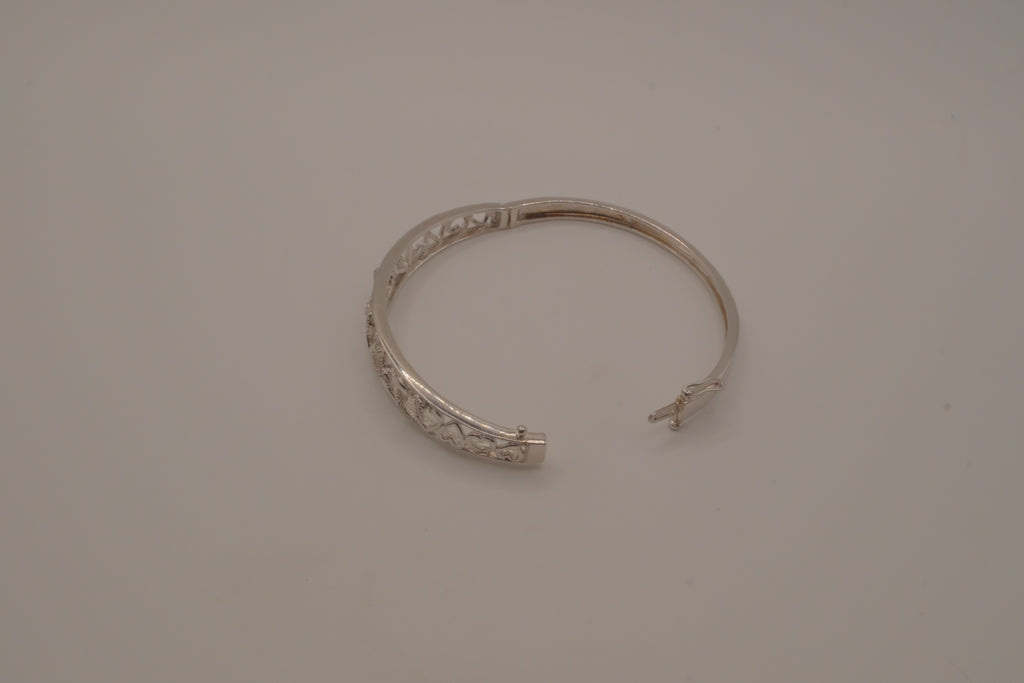 Sterling silver interlocking heart pattern hinged bangle bracelet