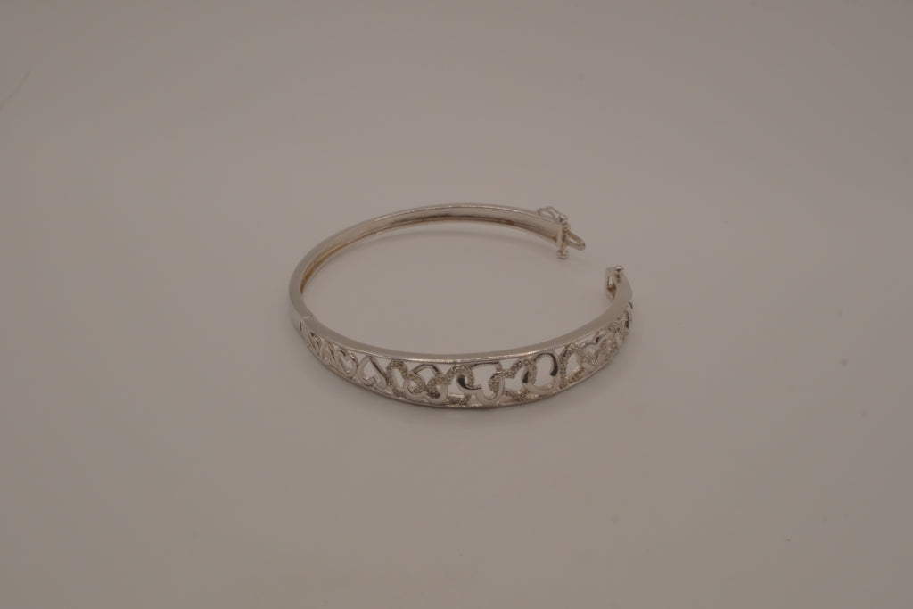 Sterling silver interlocking heart pattern hinged bangle bracelet