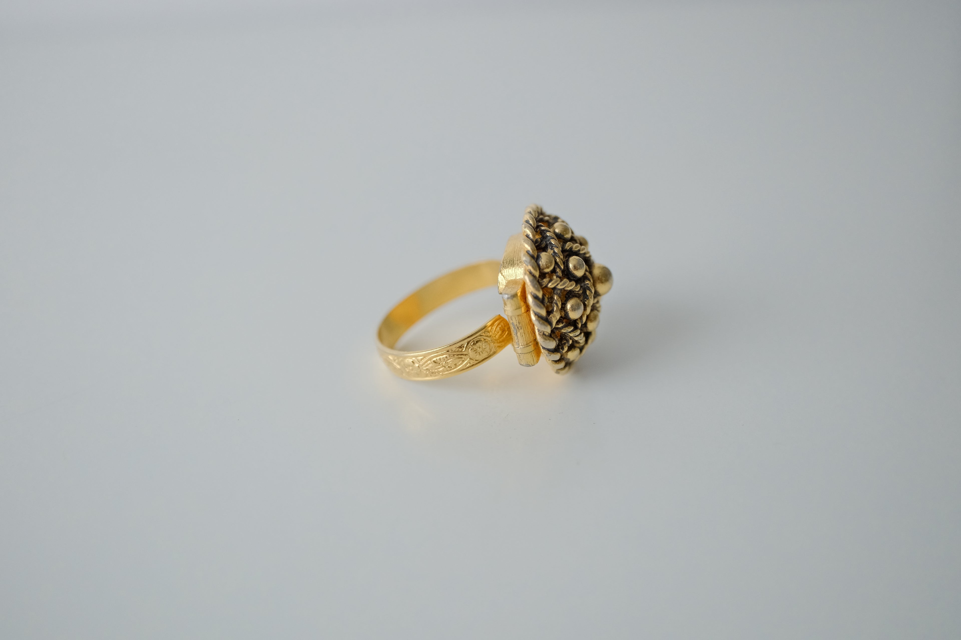 Vintage Gold Vanda Poison Ring