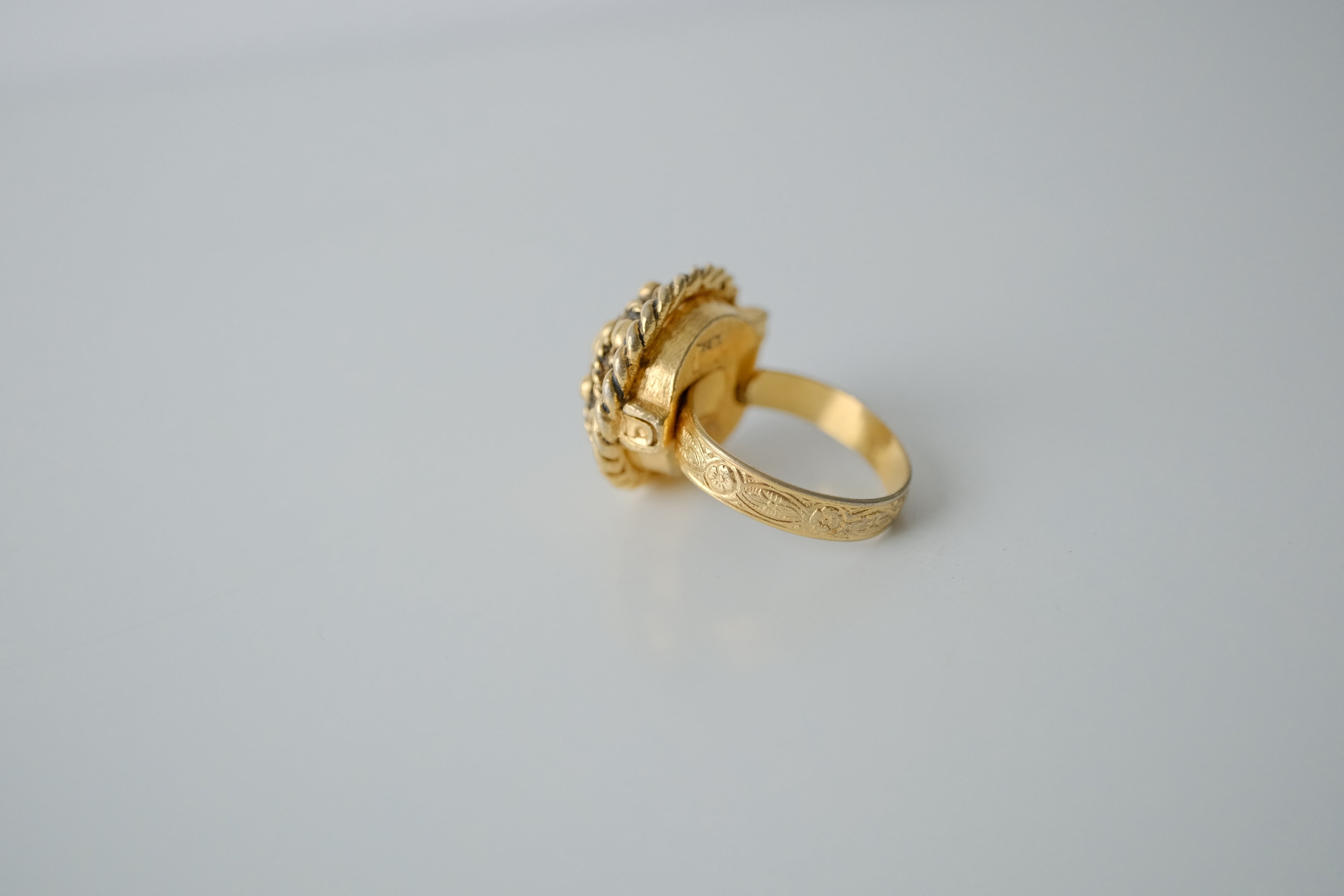 Vintage Gold Vanda Poison Ring
